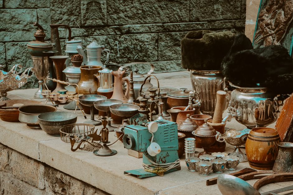 Intérieur chaleureux meublé avec des trouvailles de brocante, fauteuil vintage et lampe ancienne